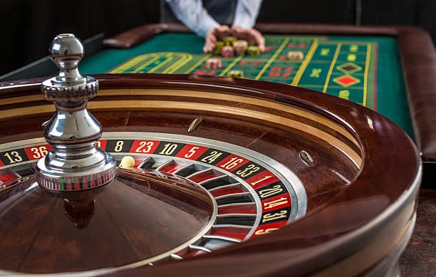 Mobile phone screen showing Prize Table game selection menu with Roulette, Blackjack, Baccarat options